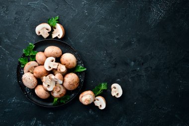 Tabakta mantarlar. Eski arka planda Champignons. Üst te. Ücretsiz kopyalama alanı.