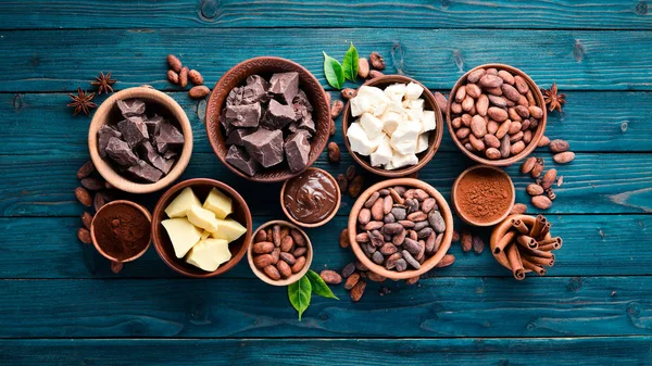 Chocolate Cacao Granos Cacao Sobre Fondo Madera Azul Vista Superior —  Fotos de Stock