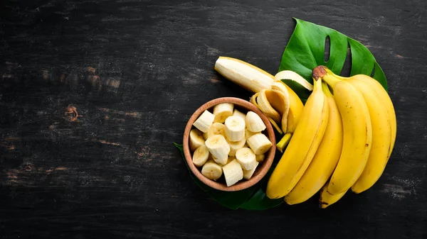 Μπανάνες Μαύρη Ξύλινη Επιφάνεια Τροπικά Φρούτα Κορυφαία Προβολή Δωρεάν Χώρος — Φωτογραφία Αρχείου