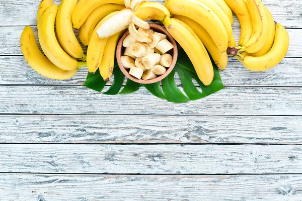 Plátano Con Hojas Verdes Sobre Una Mesa Madera Blanca Frutas —  Fotos de Stock