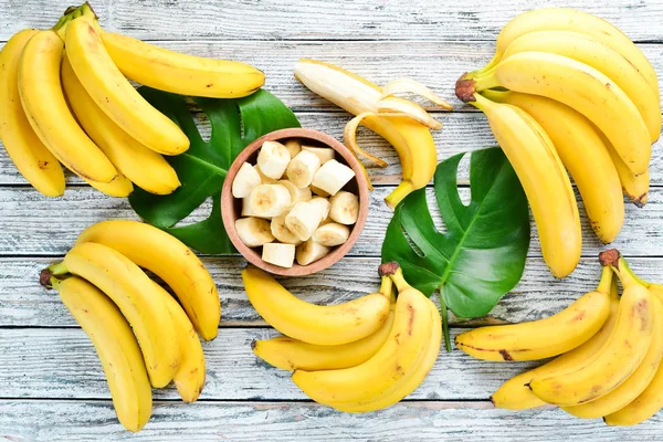 Plátano Con Hojas Verdes Sobre Una Mesa Madera Blanca Frutas —  Fotos de Stock