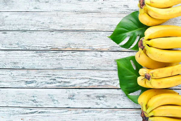 Plátano Con Hojas Verdes Sobre Una Mesa Madera Blanca Frutas —  Fotos de Stock