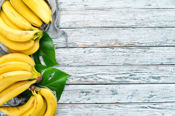 Banana Con Foglie Verdi Tavolo Legno Bianco Frutta Tropicale Vista — Foto Stock