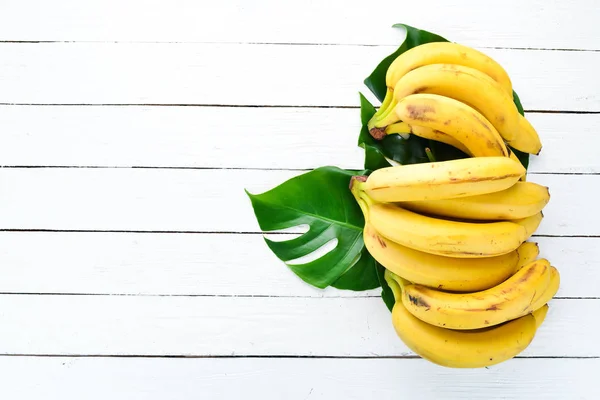 Plátano Con Hojas Verdes Sobre Una Mesa Madera Blanca Frutas —  Fotos de Stock