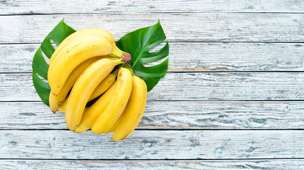 Banaan Met Groene Bladeren Een Witte Houten Tafel Tropisch Fruit — Stockfoto