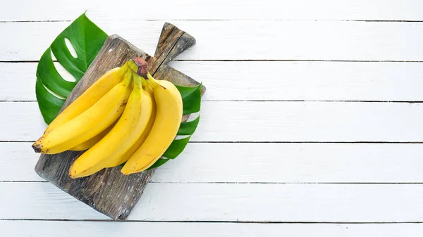 Banane Aux Feuilles Vertes Sur Une Table Bois Blanc Fruits — Photo