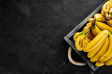 Tahta bir kutuda taze muz. Üst te. Ücretsiz kopyalama alanı.