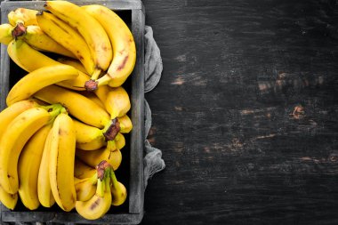 Tahta bir kutuda taze muz. Üst te. Ücretsiz kopyalama alanı.