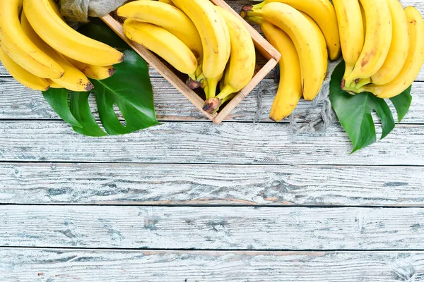 Plátano Con Hojas Verdes Sobre Una Mesa Madera Blanca Frutas —  Fotos de Stock