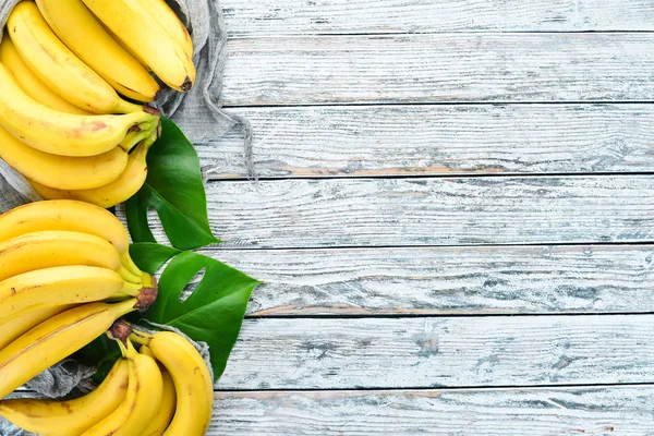 Plátano Con Hojas Verdes Sobre Una Mesa Madera Blanca Frutas —  Fotos de Stock