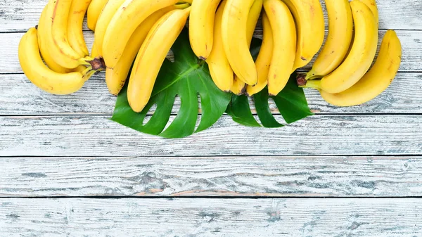 Plátano Con Hojas Verdes Sobre Una Mesa Madera Blanca Frutas —  Fotos de Stock