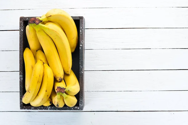 Verse Bananen Een Houten Kist Bovenaanzicht Vrije Kopieer Ruimte — Stockfoto