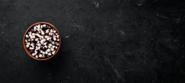 Renkli çiğ fasulye çeşitleri. Siyah taş bir masanın üzerinde. Üst te. Ücretsiz kopyalama alanı.