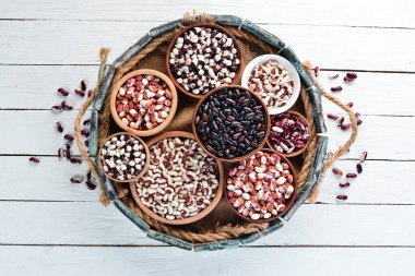 Tahta bir kutuda çiğ fasulye. Üst te. Ücretsiz kopyalama alanı.