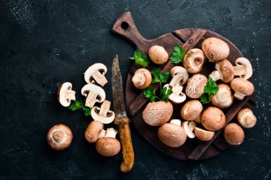 Champignons Mantarlar siyah bir arka plan üzerinde. Üst te. Ücretsiz kopyalama alanı.