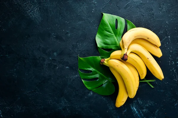 Fresh Yellow Bananas Black Stone Table Top View Free Copy — Stock Photo, Image