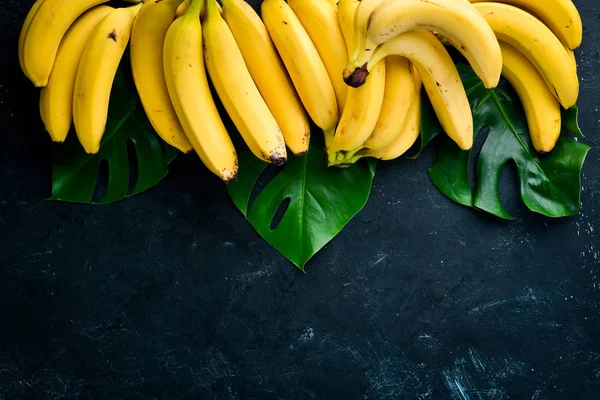 Свіжі Жовті Банани Чорному Кам Яному Столі Вид Зверху Вільний — стокове фото