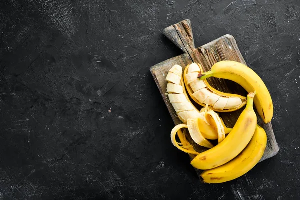 Banane Gialle Fresche Tavolo Pietra Nera Vista Dall Alto Spazio — Foto Stock