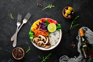 Mantar, kırmızı biber, lahana ve kireç ile Bowl Buda Pirinç. Üst te. metniniz için boş alan.