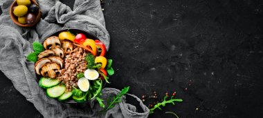 Buda kase. Mantar, yumurta ve sebze ile karabuğday. Üst te. metniniz için boş alan.