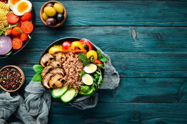 Buda kase. Mantar, yumurta ve sebze ile karabuğday. Üst te. metniniz için boş alan.