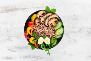 Buda kase. Mantar, yumurta ve sebze ile karabuğday. Üst te. metniniz için boş alan.