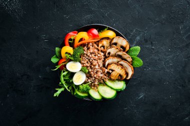 Buda kase. Mantar, yumurta ve sebze ile karabuğday. Üst te. metniniz için boş alan.