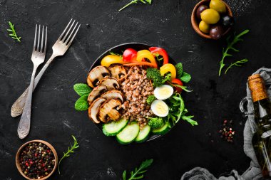 Buda kase. Mantar, yumurta ve sebze ile karabuğday. Üst te. metniniz için boş alan.