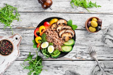 Buda kase. Mantar, yumurta ve sebze ile karabuğday. Üst te. metniniz için boş alan.