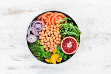 Buda kase. Bezelye, brokoli, domates, soğan. Üst te. Metniniz için boş alan.