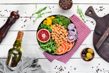 Buda kase. Bezelye, brokoli, domates, soğan. Üst te. Metniniz için boş alan.