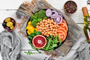 Buda kase. Bezelye, brokoli, domates, soğan. Üst te. Metniniz için boş alan.