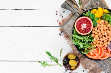 Buda kase. Bezelye, brokoli, domates, soğan. Üst te. Metniniz için boş alan.