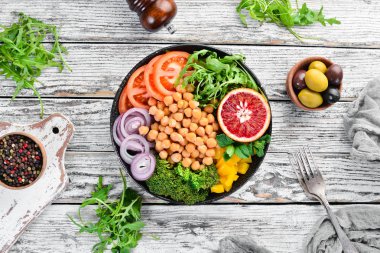 Buda kase. Bezelye, brokoli, domates, soğan. Üst te. Metniniz için boş alan.