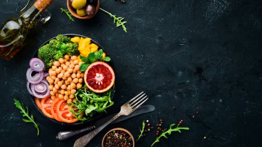 Buda kase. Bezelye, brokoli, domates, soğan. Üst te. Metniniz için boş alan.