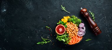 Buda kase. Bezelye, brokoli, domates, soğan. Üst te. Metniniz için boş alan.