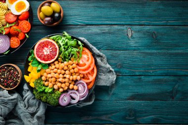 Buda kase. Bezelye, brokoli, domates, soğan. Üst te. Metniniz için boş alan.