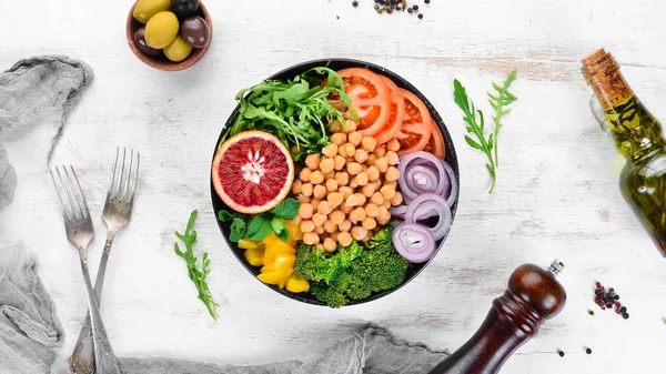 Buda kase. Bezelye, brokoli, domates, soğan. Üst te. Metniniz için boş alan.