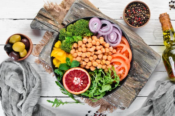 Buda kase. Bezelye, brokoli, domates, soğan. Üst te. Metniniz için boş alan.