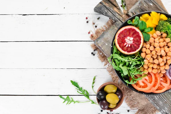 Buda kase. Bezelye, brokoli, domates, soğan. Üst te. Metniniz için boş alan.