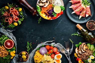 Sağlıklı yiyecekler. Siyah bir arka plan üzerinde Buddha Bowl ürün yelpazesine. Üst te. Metniniz için boş alan.