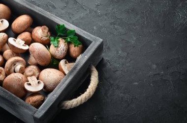 Eski masadaki tahta kutuda mantarlar. Champignons Üst görünüm. Ücretsiz kopyalama alanı.