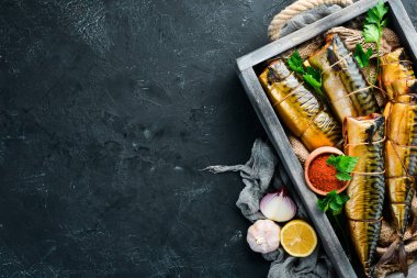 Tahta bir kutuda füme balık uskumru. Üst te. Metniniz için boş alan.