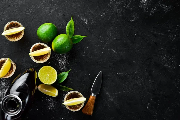 Gouden Tequila Met Limoen Zout Zwarte Stenen Achtergrond Bovenaanzicht Vrije — Stockfoto