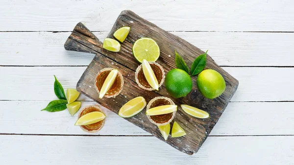 Tequila Con Sale Lime Fondo Legno Bianco Vista Dall Alto — Foto Stock