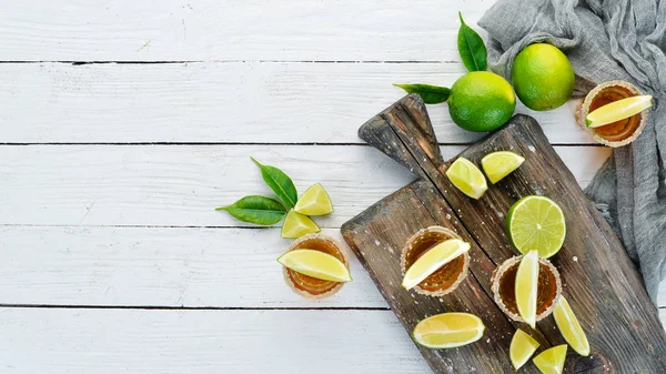 Tequila Con Sale Lime Fondo Legno Bianco Vista Dall Alto — Foto Stock