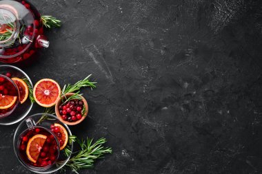 Böğürtlen ve portakal ile sıcak çay. Siyah mutfak arka planında. Üst te. Metniniz için boş alan.