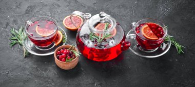 Böğürtlen ve portakal ile sıcak çay. Siyah mutfak arka planında. Üst te. Metniniz için boş alan.