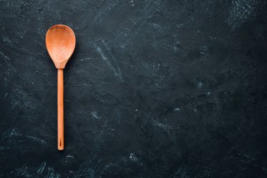 Eski arka planda tahta bir kaşık. Üst te. Ücretsiz kopyalama alanı.