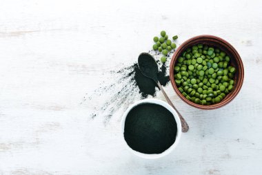 Spirulina tozu ve tabletler. Superfood Üst görünüm. Ücretsiz kopyalama alanı.